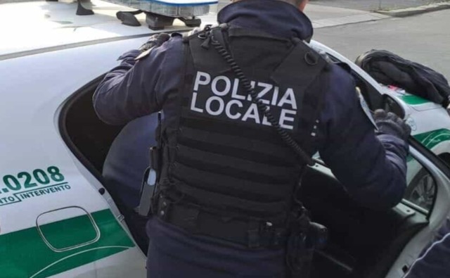 Lancia un sasso contro l’auto della Polizia Locale e accoltella un agente: arrestato 17enne a Baggio