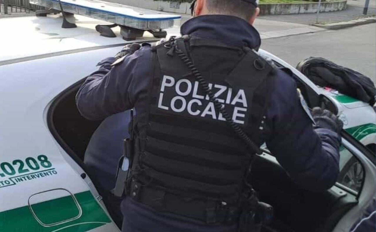 Pusher 18enne tradito dal forte odore di hashish in auto finisce in manette in piazza Bande Nere