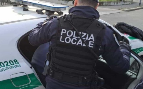 Pusher 18enne tradito dal forte odore di hashish in auto finisce in manette in piazza Bande Nere