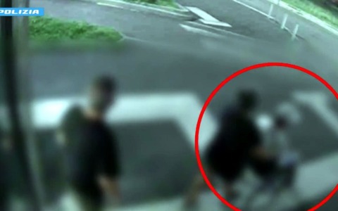 Turista derubata alla M2 Abbiategrasso mentre spinge il marito in sedia a rotelle: arrestati due giovani