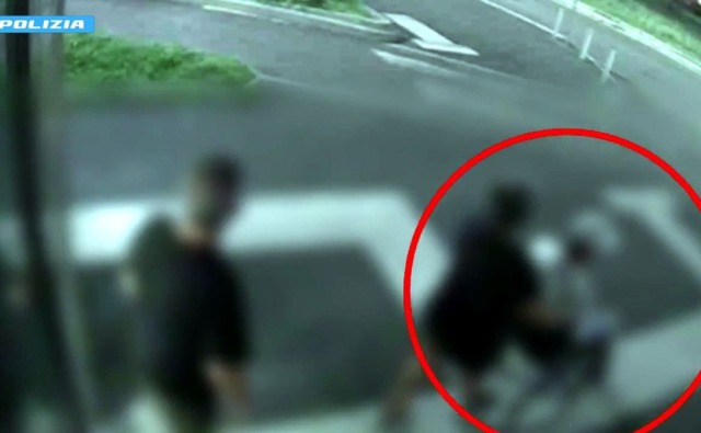 Turista derubata alla M2 Abbiategrasso mentre spinge il marito in sedia a rotelle: arrestati due giovani