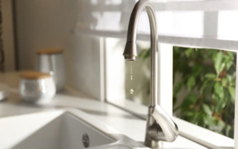 Dalla luce naturale all’acqua del rubinetto: come progettare una casa più funzionale