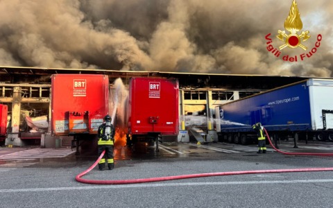 Incendio a Milano: a fuoco un capannone del Deposito Bartolini in via Don Minzoni
