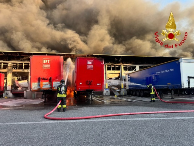 Incendio a Milano, a fuoco un capannone del Deposito Bartolini in via Don Minzoni. Il Comune: “Finestre chiuse entro i 2 km”