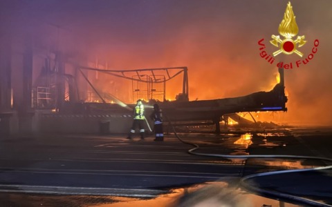 Incendio al deposito Bartolini di Milano, Arpa avvia i controlli sulla qualità dell’aria