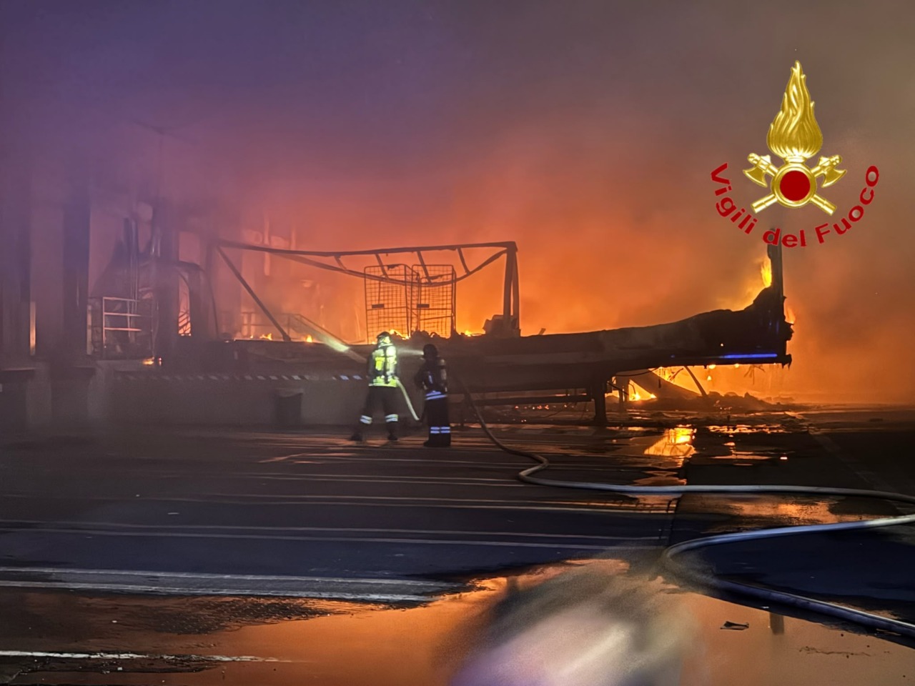 Incendio al deposito Bartolini di Milano, Arpa avvia i controlli sulla qualità dell’aria