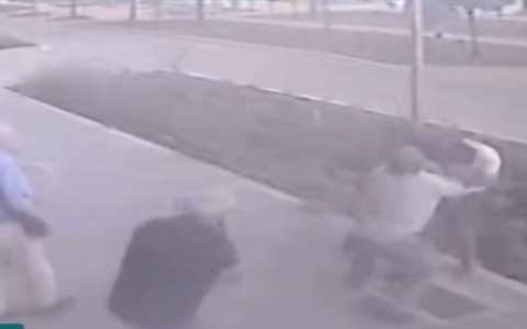 55enne accoltellato senza motivo davanti al bar di via Capecelatro, il pm: “Voleva uccidere una vittima scelta a caso”