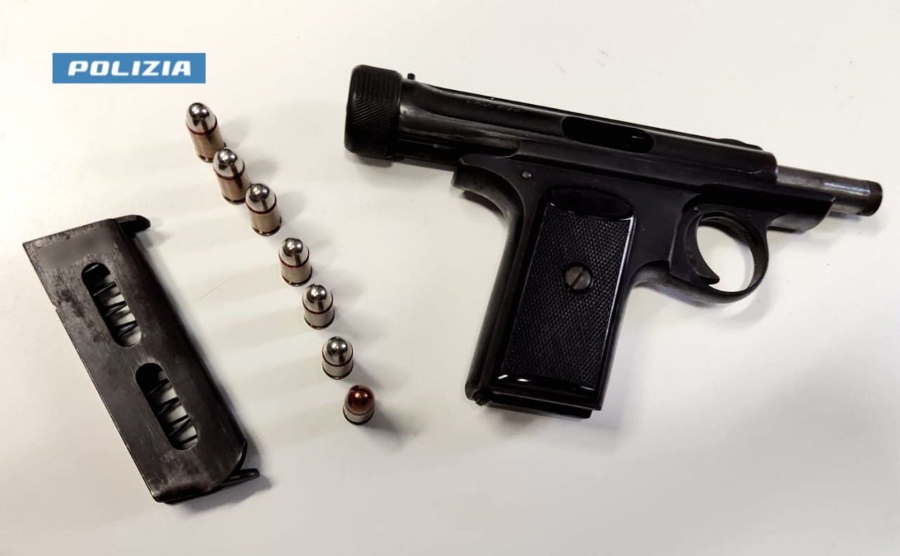 Violenza in un bar: minaccia un cliente con l’arma e lo aggredisce, fermato un 37enne