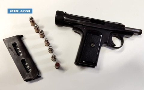 Violenza in un bar: minaccia un cliente con l’arma e lo aggredisce, fermato un 37enne