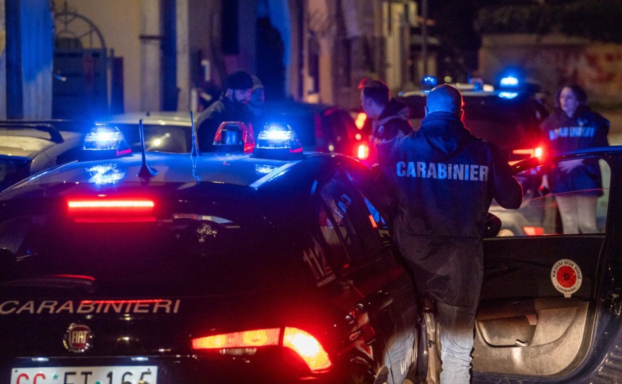 Colpi di pistola nella notte di Rozzano: 34enne colpito a una gamba, indagano i carabinieri