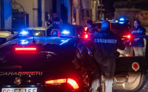 Colpi di pistola nella notte di Rozzano: 34enne colpito a una gamba, indagano i carabinieri