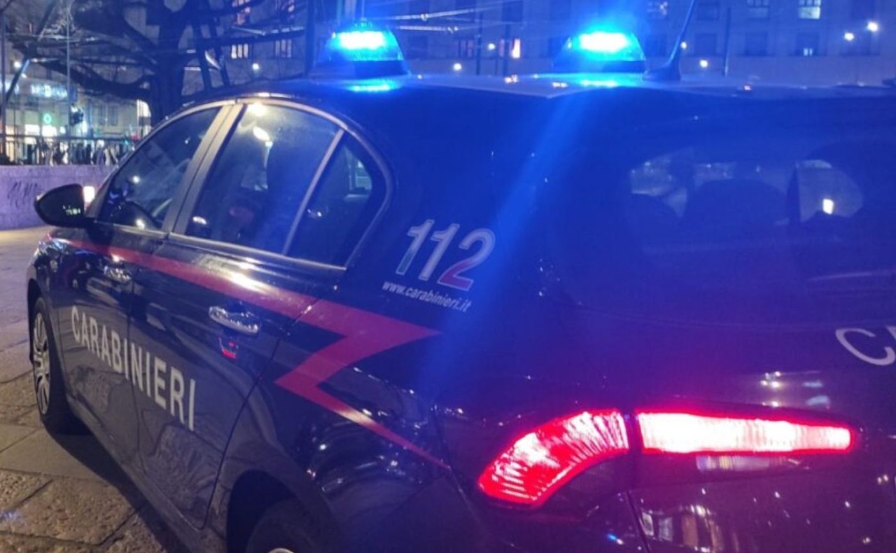Serata di terrore per due donne: sequestrate in auto da uno sconosciuto per un’ora e mezza e costrette a girare tra i bancomat sotto la minaccia di una pistola