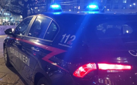Serata di terrore per due donne: sequestrate in auto da uno sconosciuto per un’ora e mezza e costrette a girare tra i bancomat sotto la minaccia di una pistola