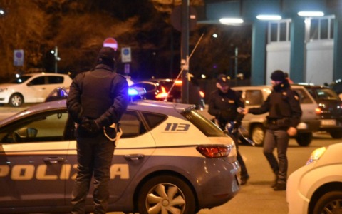 Stretta contro microcriminalità e degrado: quasi 900 persone identificate, multe ai negozi per 68mila euro