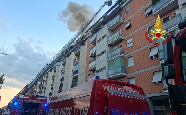 Appartamento in fiamme nella zona di via Palmanova: muore una coppia di anziani, evacuato l’intero stabile