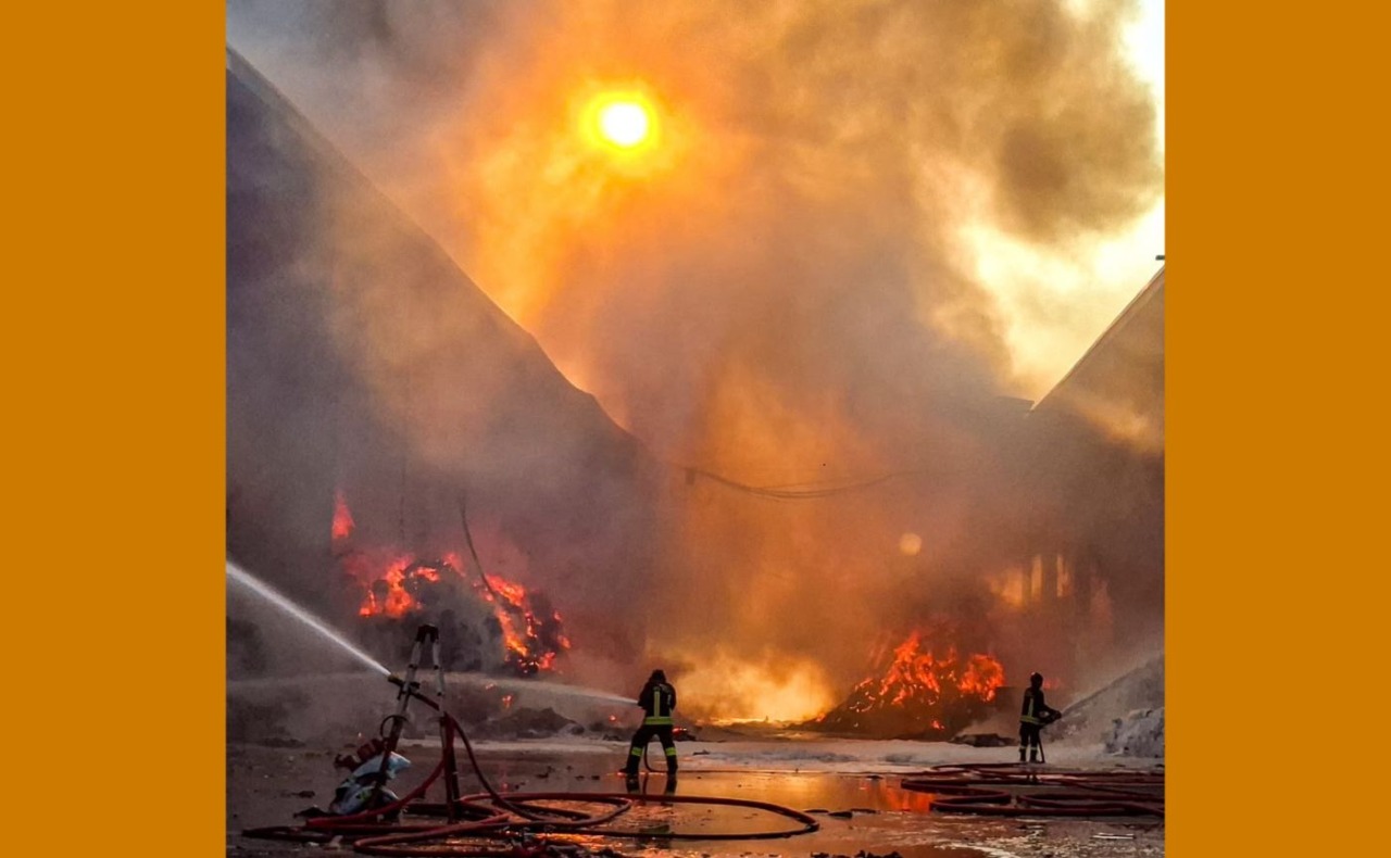 I primi rilievi di Arpa per l’incendio alla ricicleria nel milanese: “Nessun valore critico per la qualità dell’aria”