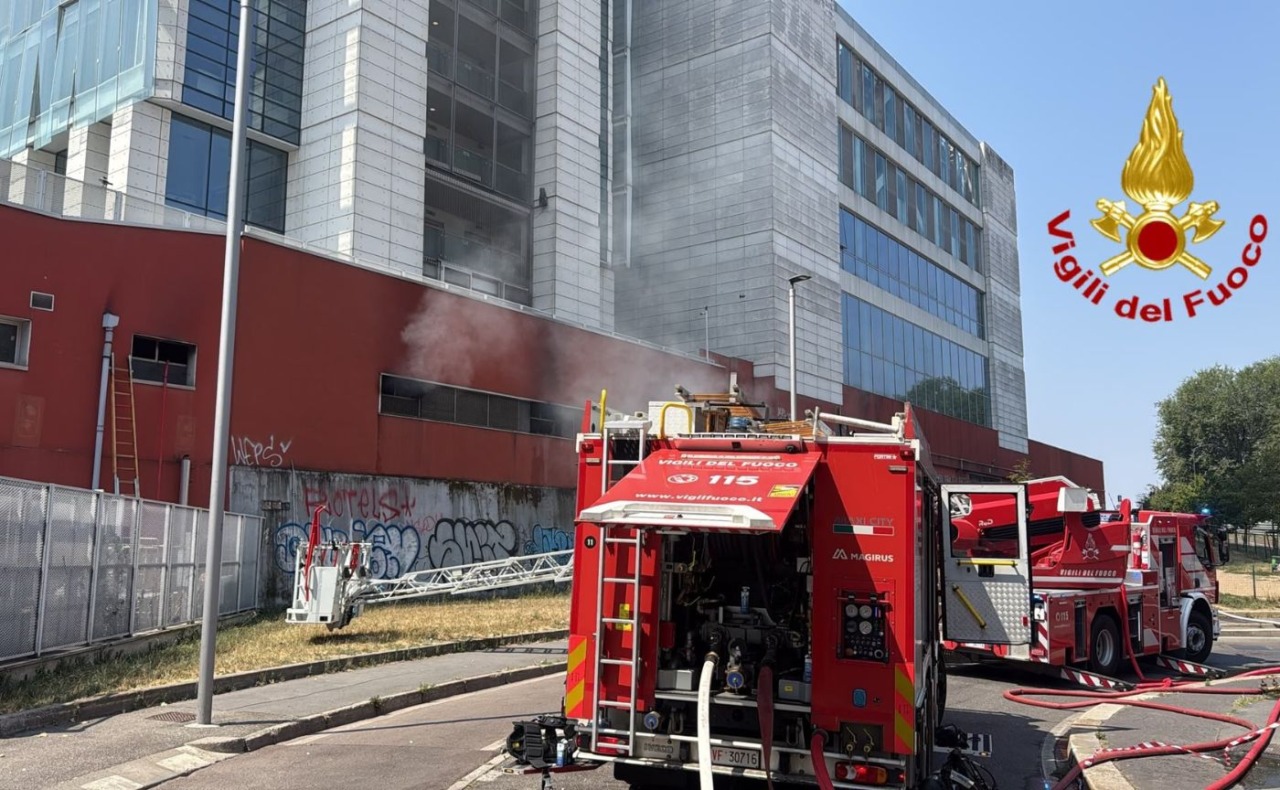 Principio di incendio in stazione Garibaldi: ritardi sui treni fino a due ore, evacuata precauzionalmente la Torre Tecnimont
