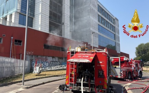 Principio di incendio in stazione Garibaldi: ritardi sui treni fino a due ore, evacuata precauzionalmente la Torre Tecnimont