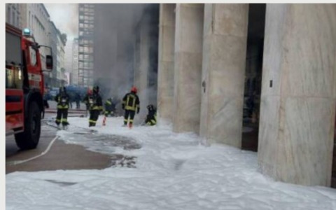 Fiamme sul tetto di un palazzo in corso Vittorio Emanuele II: alta colonna di fumo in centro a Milano