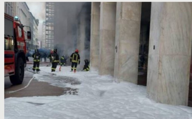 Fiamme sul tetto di un palazzo in corso Vittorio Emanuele II: alta colonna di fumo in centro a Milano