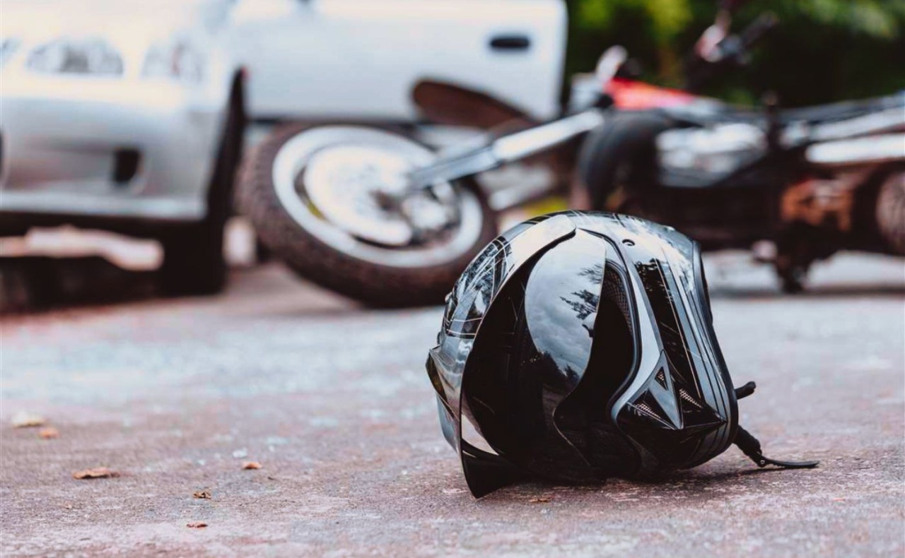 Gravissimo incidente nella notte a Quarto Oggiaro: motociclista si schianta con uno scooter rubato contro un’auto, in fin di vita al Niguarda