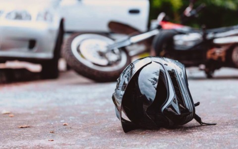 Gravissimo incidente nella notte a Quarto Oggiaro: motociclista si schianta con uno scooter rubato contro un’auto, in fin di vita al Niguarda