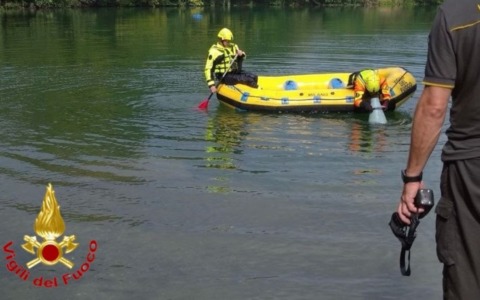 Si tuffa nel laghetto del Parco delle Cave e non riemerge: donna salvata dai soccorritori, è gravissima