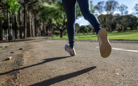 Donna aggredita durante una corsa al Parco delle Cave: fermato uno straniero di 26 anni