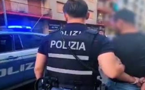 Aggredisce e accoltella il custode di uno stabile in via Ciro Menotti per rapinarlo: arrestato un rumeno di 32 anni