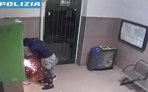 Assaltate le biglietterie automatiche delle stazioni ferroviarie: sei colpi e tre indagati