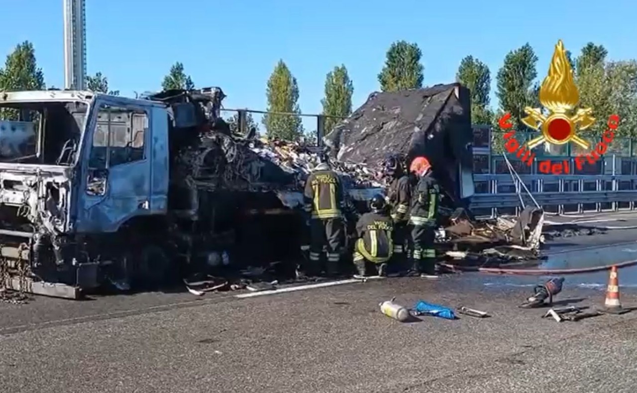 Camion di detersivi prende fuoco sulla Tangenziale Ovest: lunghe code verso Bologna