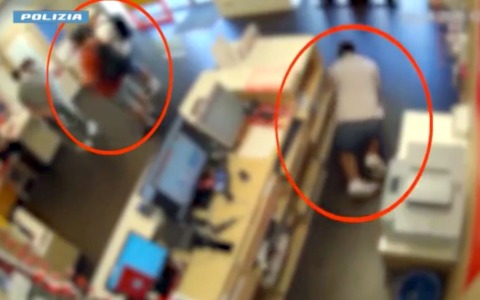 Usavano carte di credito rubate a due anziane: tre arresti della Squadra Mobile