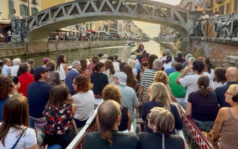 “La Maria Brasca” torna sui Navigli: lo spettacolo va in scena sull’acqua