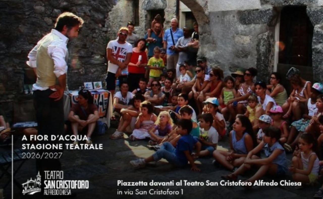 Il cantastorie Luca Chieregato porta in piazza “La valigia delle parole”: il teatro di strada sul Naviglio per tutta la famiglia