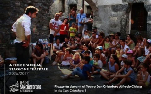 Il cantastorie Luca Chieregato porta in piazza “La valigia delle parole”: il teatro di strada sul Naviglio per tutta la famiglia