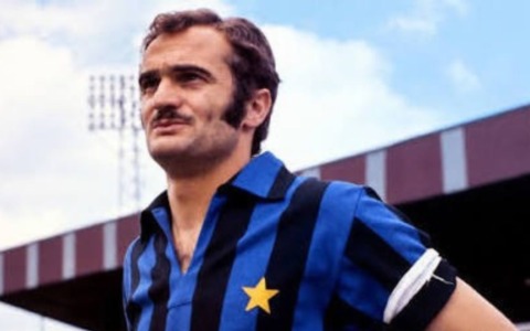 Milano si ferma per l’ultimo saluto a Sandro Mazzola: oggi i funerali nella basilica di Sant’Ambrogio