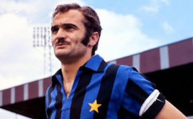 Milano si ferma per l’ultimo saluto a Sandro Mazzola: oggi i funerali nella basilica di Sant’Ambrogio