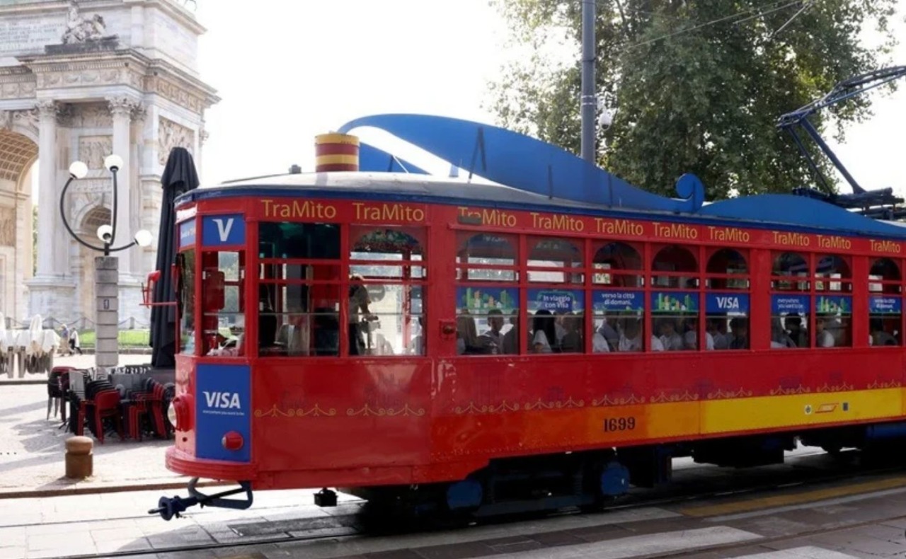 A Milano arriva “Scuola in tram”: l’aula mobile che insegna educazione finanziaria e sostenibilità ambientale