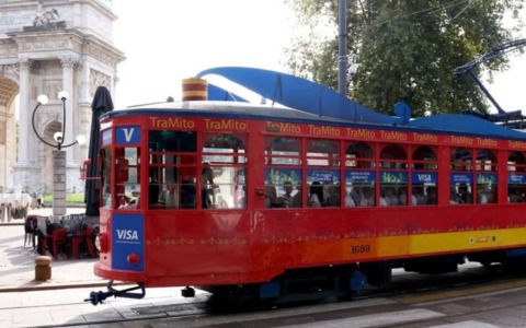 A Milano arriva “Scuola in tram”: l’aula mobile che insegna educazione finanziaria e sostenibilità ambientale