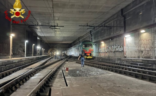 Treno fermo in galleria a Lancetti per il danneggiamento di un cavo elettrico, evacuati 400 passeggeri