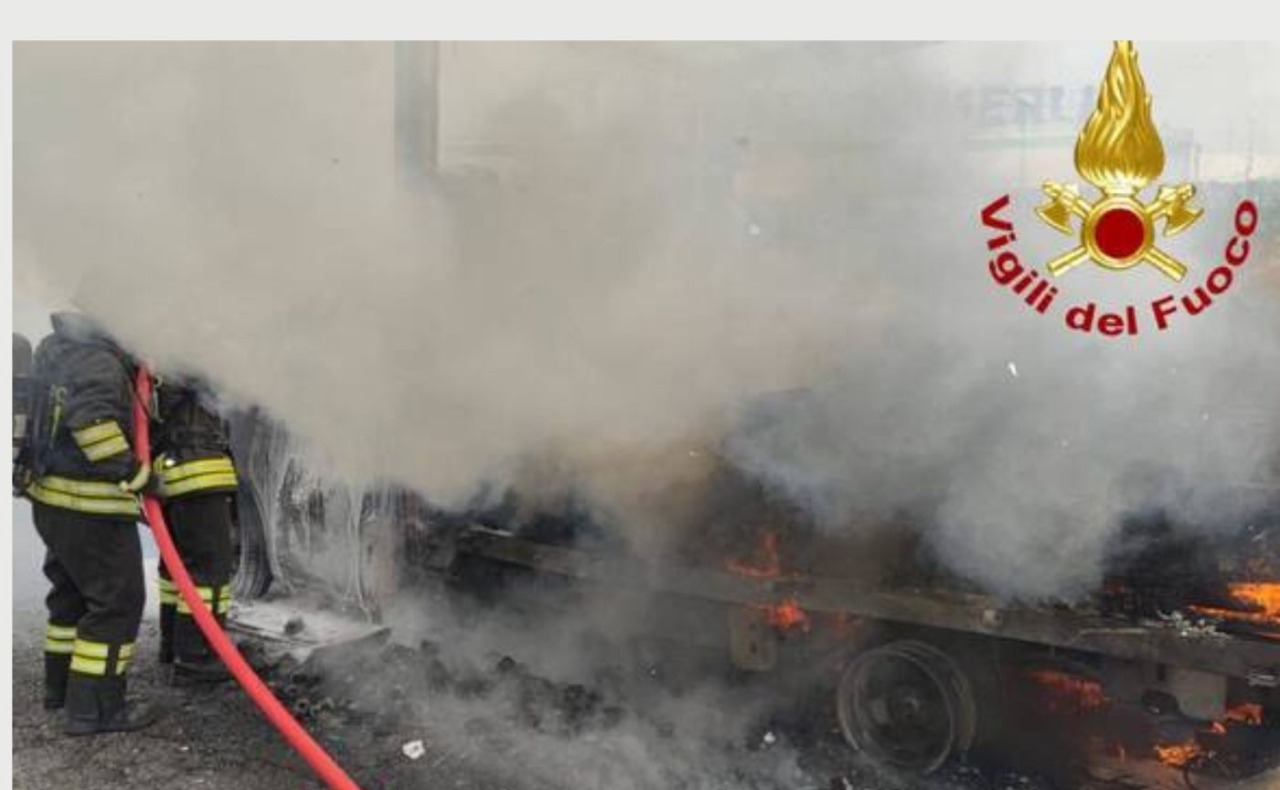 Camion divorato dalle fiamme sulla Tangenziale Ovest: traffico in tilt e chilometri di coda nei pressi dell’uscita “Vigevanese-Lorenteggio”
