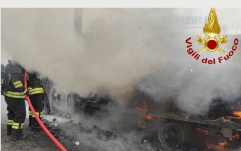 Camion divorato dalle fiamme sulla Tangenziale Ovest: traffico in tilt e chilometri di coda nei pressi dell’uscita “Vigevanese-Lorenteggio”
