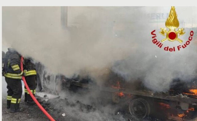 Camion divorato dalle fiamme sulla Tangenziale Ovest: traffico in tilt e chilometri di coda nei pressi dell’uscita “Vigevanese-Lorenteggio”