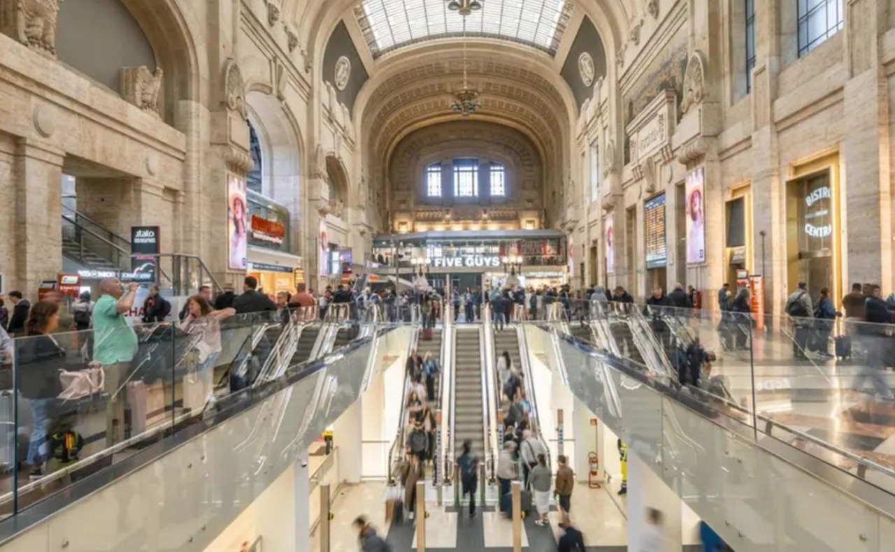 Ferma la scala mobile per rubare il cellulare da oltre 1.500 euro a un turista: ladro arrestato alla Centrale