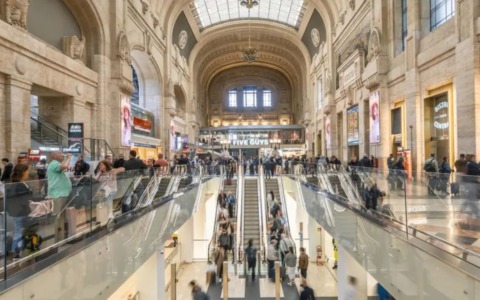 Ferma la scala mobile per rubare il cellulare da oltre 1.500 euro a un turista: ladro arrestato alla Centrale