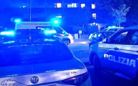 Minaccia con un coltello un uomo per strada: automobilista lo travolge con l’auto per fermarlo