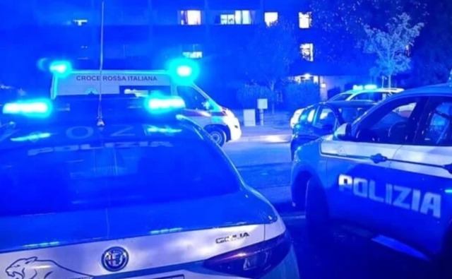 Minaccia con un coltello un uomo per strada: automobilista lo travolge con l’auto per fermarlo