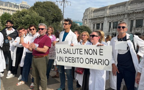 Medici di famiglia in piazza contro l’obbligo nelle Case di comunità