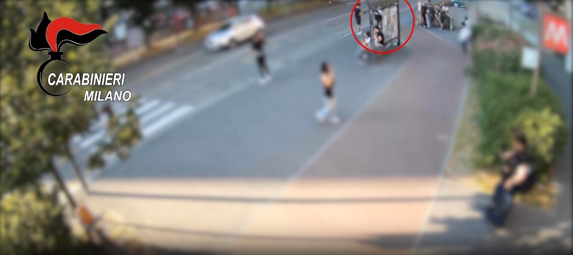 Rapinano un minorenne armati di machete e lo feriscono a una gamba: arrestati due giovani