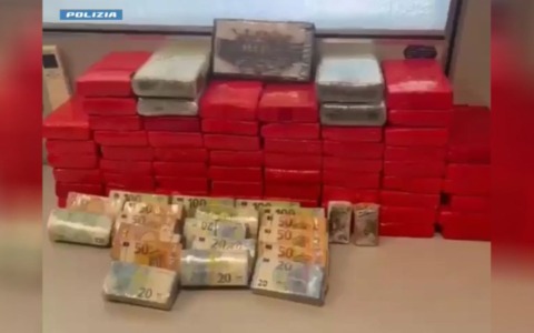 70 chili di cocaina nella camera da letto e 170mila euro in contanti: in manette spacciatore 41enne
